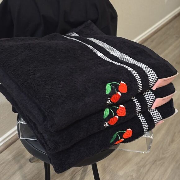 Juicy Couture Home Cherry Embroidery Oversized Plush Bath Towel Set - Picture 5 of 7